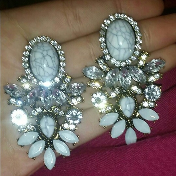 Stunning White Royalty Jewels Crystal Drop Earring - Picture 2 of 4